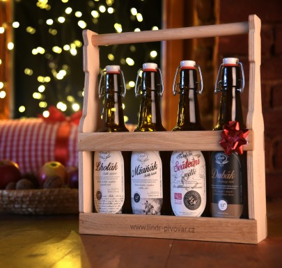 Vánoční nabídka piv v dřevěné přenosce